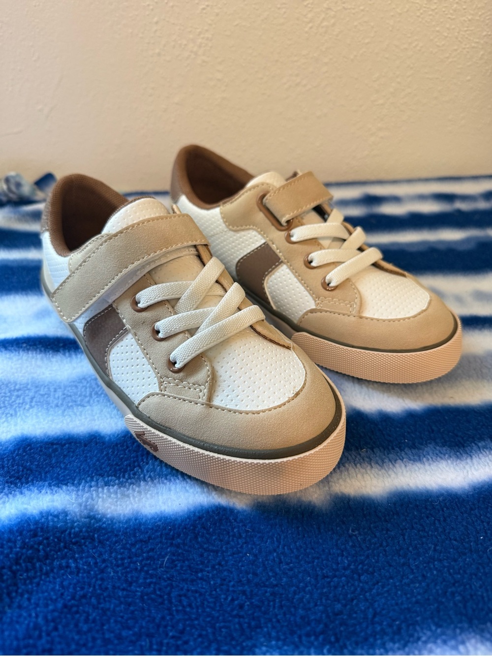 See Kai Run Conner Youth shoes size 2 in Sandshell